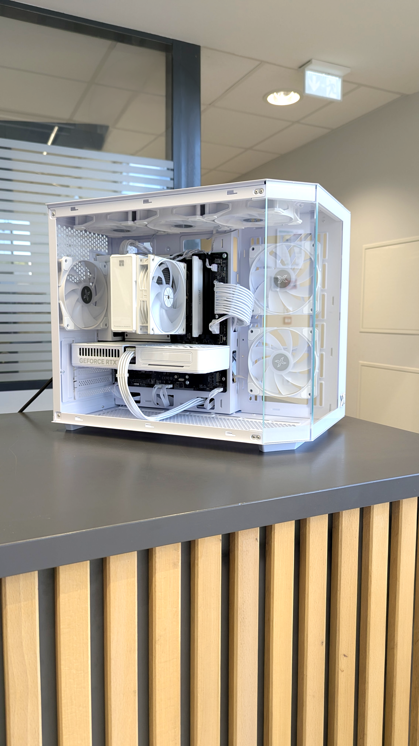 PC gamer blanc Xigmatek Cubi avec carte graphique RTX 5060 Ti et éclairage ARGB