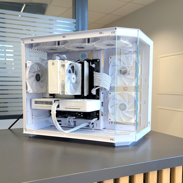 PC gamer blanc Xigmatek Cubi avec carte graphique RTX 5060 Ti et éclairage ARGB