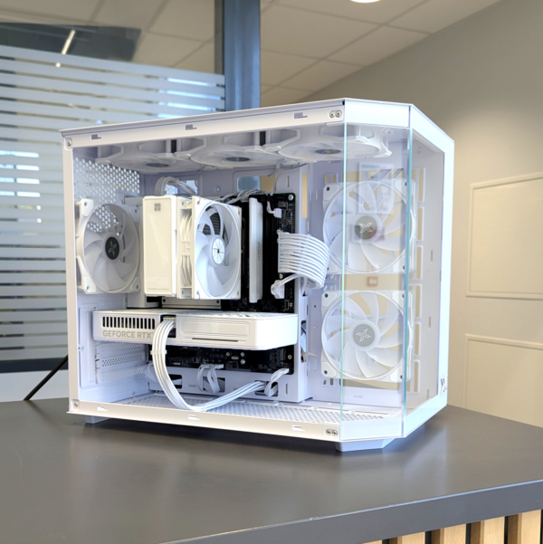 PC GAMING Lynxmedia QuadHD 2026 PC gamer blanc Xigmatek Cubi avec carte graphique RTX 5060 Ti et éclairage ARGB