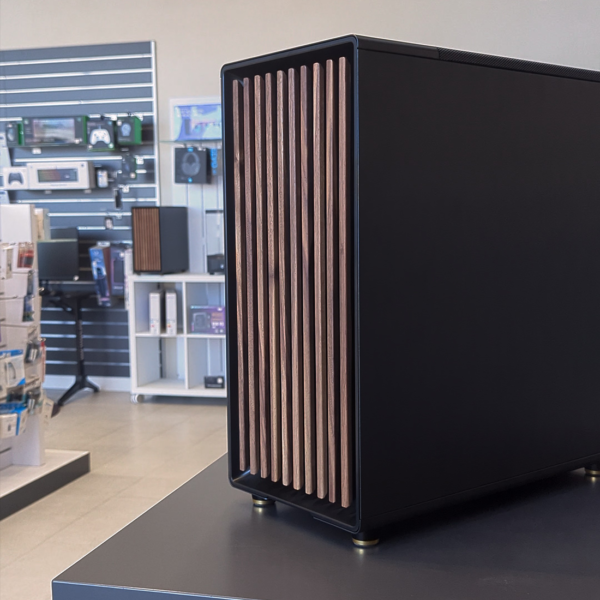 PC gamer Lynxmedia North Noir sans RGB avec boîtier boisé Fractal Design, carte graphique NVIDIA RTX 5060 Ti et processeur AMD Ryzen 5 9600X